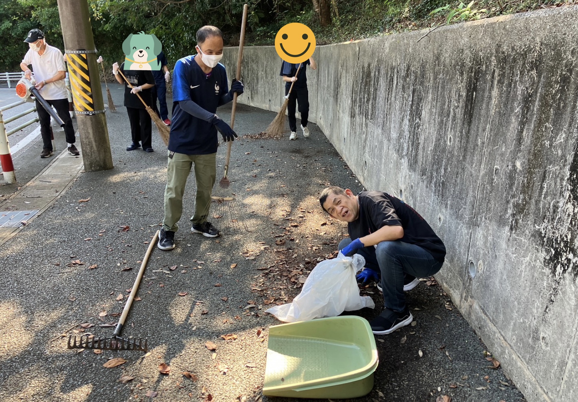 【法人美化の日】利用者さんと一緒に坂道の掃除をしました🧹