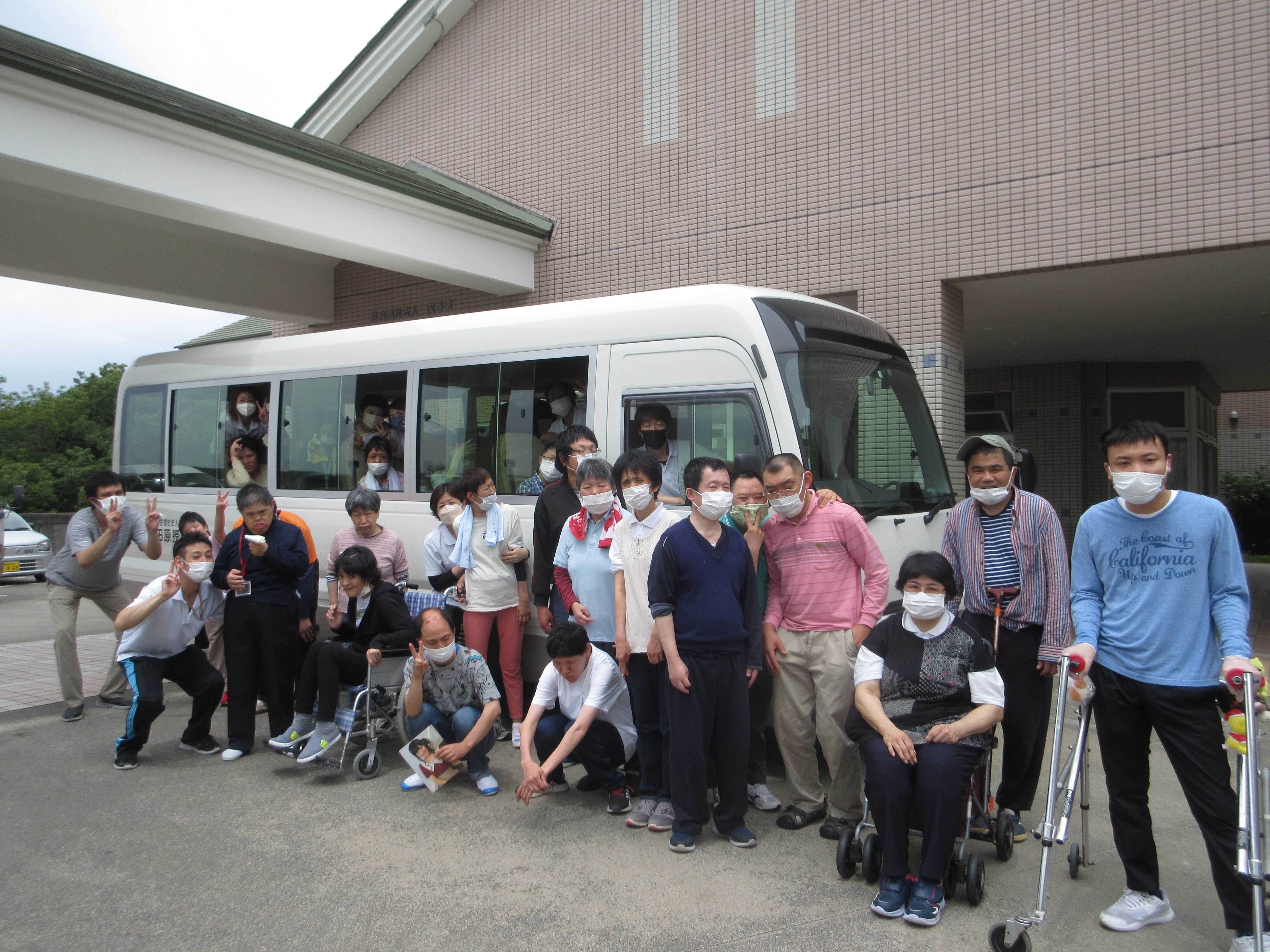 5月29日田原授産所 新型マイクロバス購入、ご祈祷後使用開始!