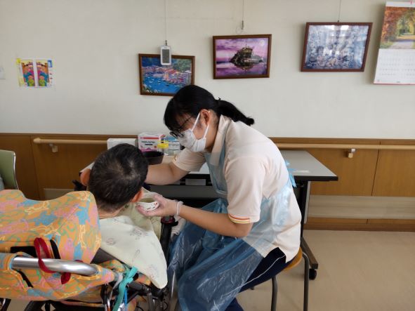 田原福祉グローバル専門学校の現場実習生の様子です