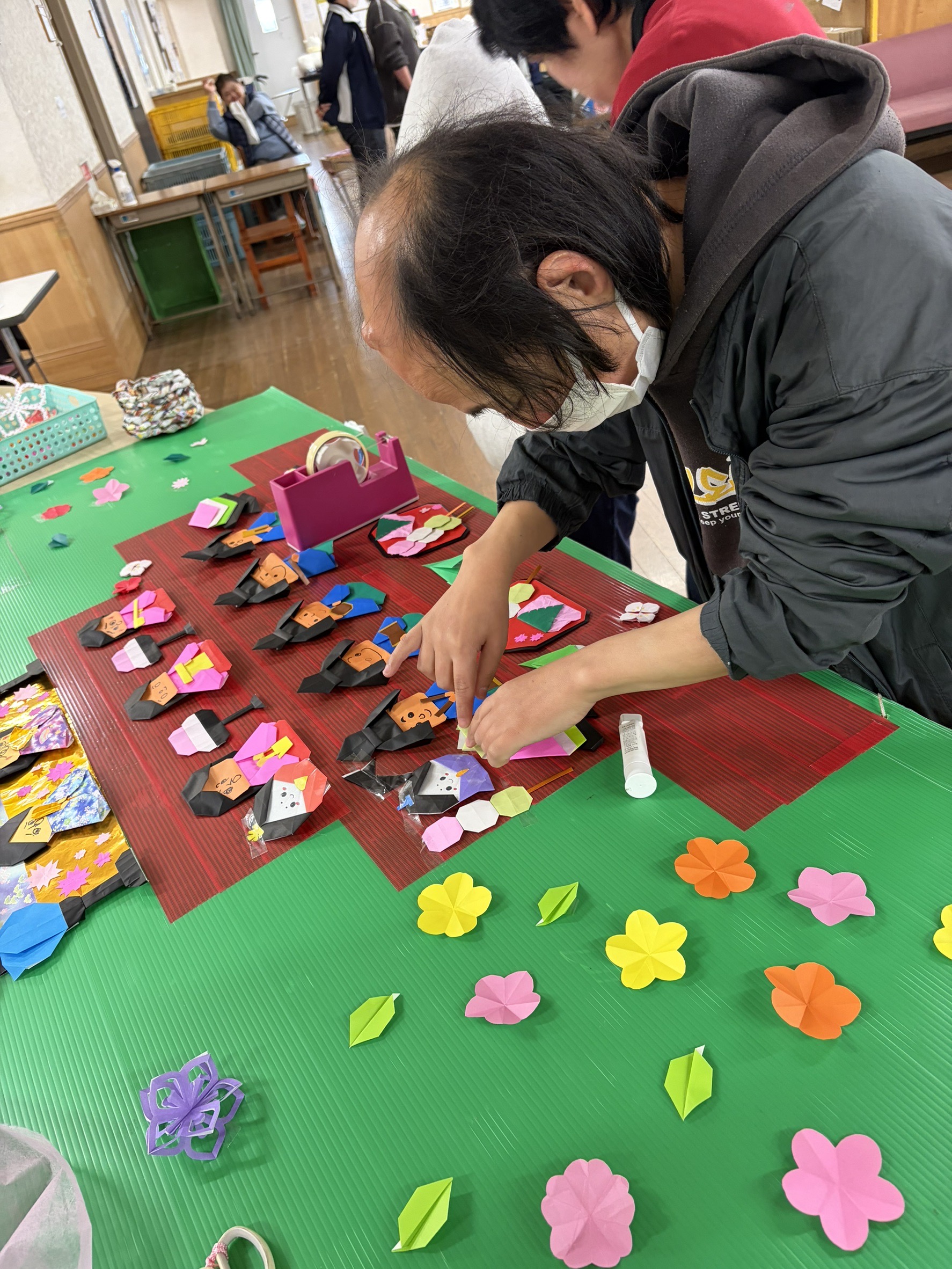 手作りのひなまつり！みんなで飾って、おいしく食べて。